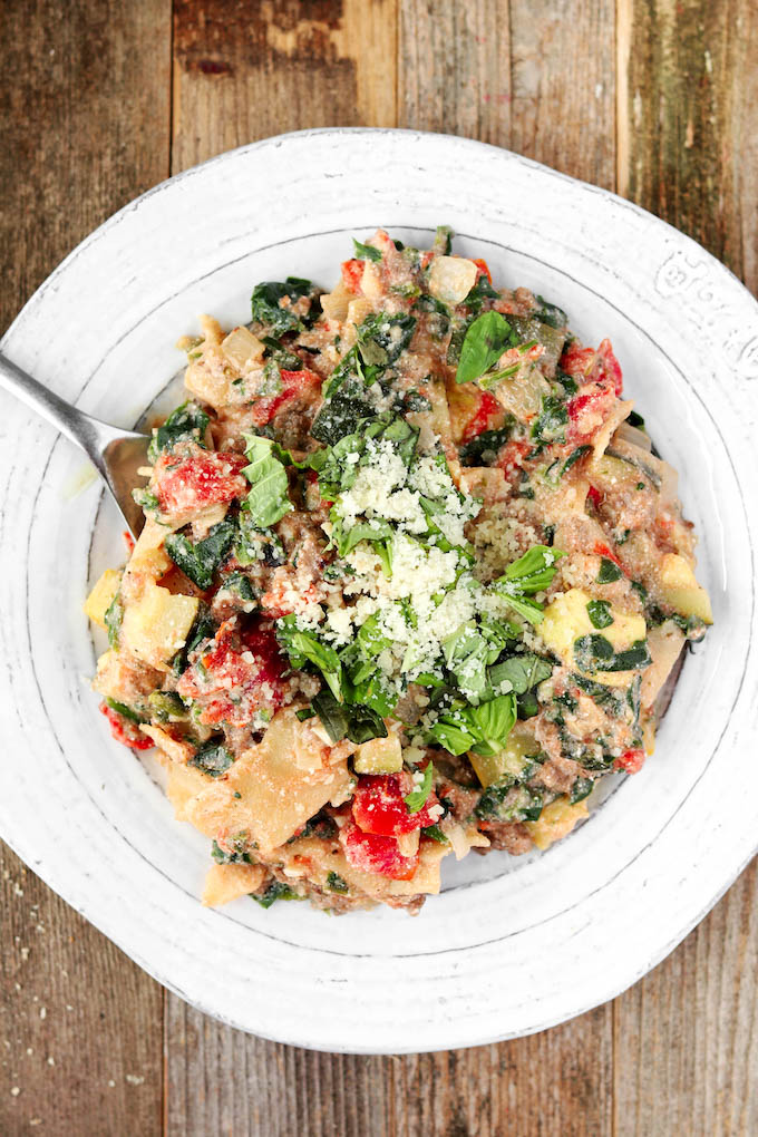 Simple, 3o-minute Summer Veggie Skillet Lasagna with turkey sausage, squash, zucchini and a creamy tomato sauce. All the taste of the traditional Italian favorite with half the effort.