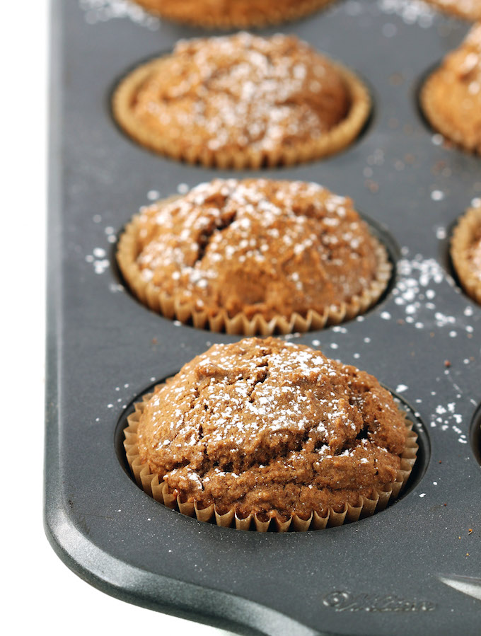 Healthy Gingerbread Muffins with Crumbly Maple Topping