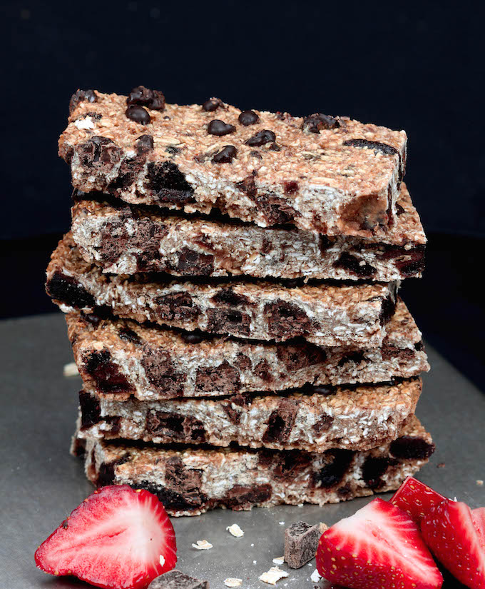 Store-bougt granola bars are full of processed ingredients. Make these Strawberry Dark Chocolate Granola Bars instead! 