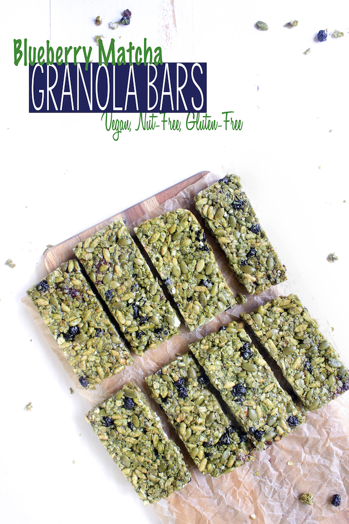 Crispy Blueberry Matcha Granola Bars are simple, requiring just 30 minutes. Made with blueberries, matcha powder, almonds, rolled oats and puffed rice. So simple. So Delicious. #vegan #gluten-free 