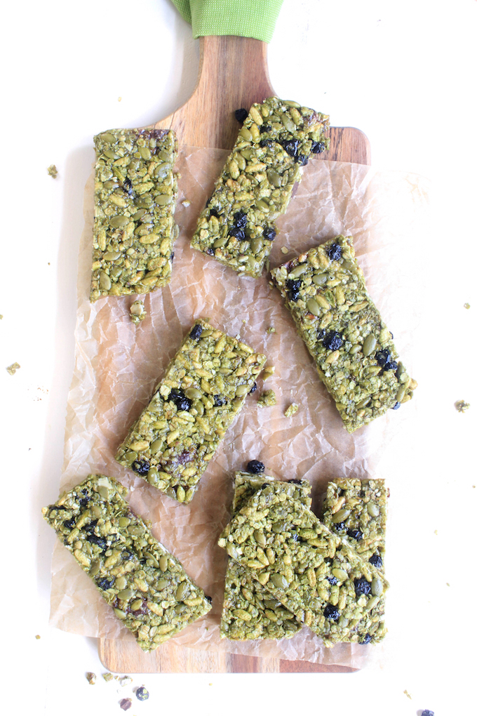 Crispy Blueberry Matcha Granola Bars are simple, requiring just 30 minutes. Made with blueberries, matcha powder, almonds, rolled oats and puffed rice. So simple. So Delicious. #vegan #gluten-free