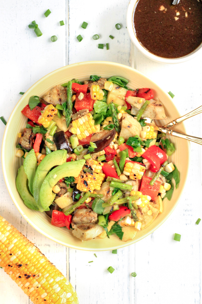 An amazing, light summer dish inspired by California Pizza Kitchen: 30-minute Grilled Veggie Salad with Balsamic-Dijon Dressing! #vegan #makeahead #copycat