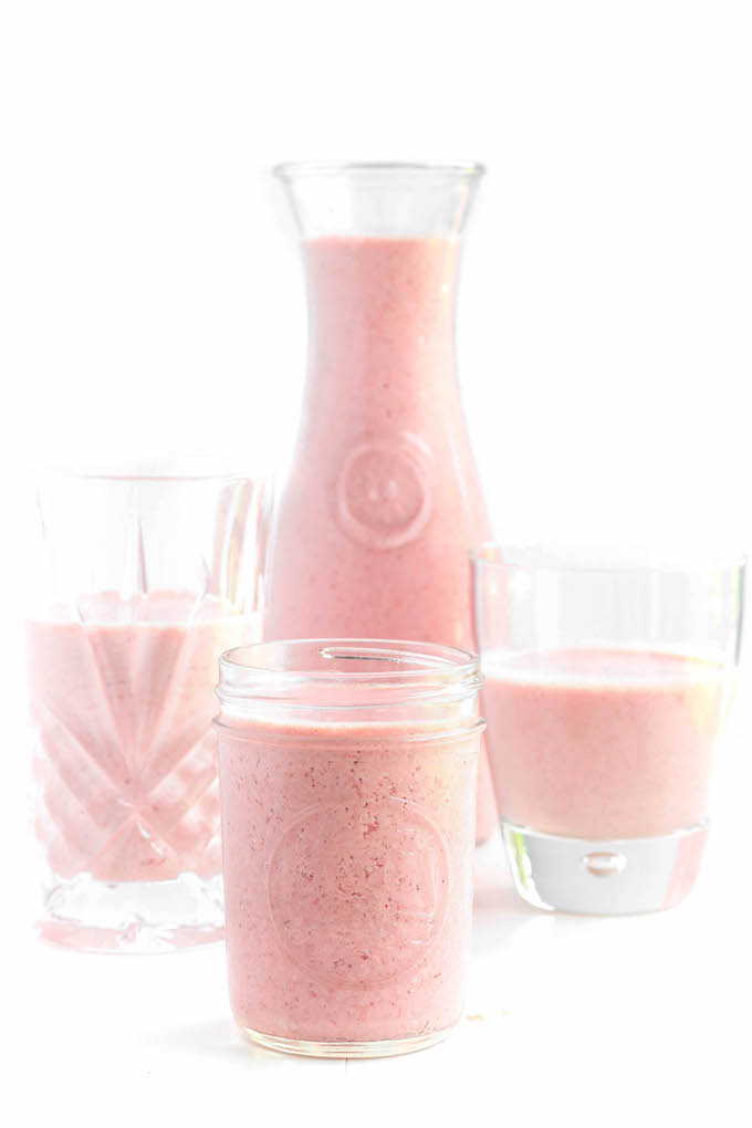 Creamy Strawberry N' Oat Breakfast Smoothie - A quick grab n' go breakfast option you can feel good about. Made with yogurt, oats, flax seed and fresh organic strawberries.
