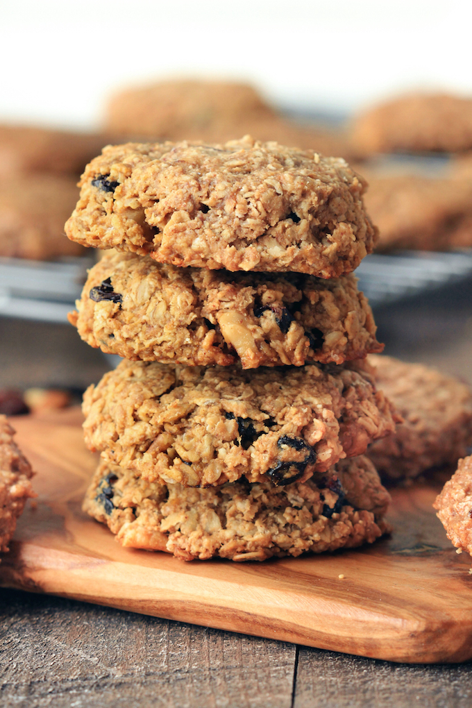 Freezer Friendly Breakfast Cookies are simple to make, requiring only 1 bowl and 10 ingredients. Vegan, gluten-free, perfectly sweet and chewy, and the perfect snack or on-the-go-breakfast. #BRMOats #Ad @bobsredmill