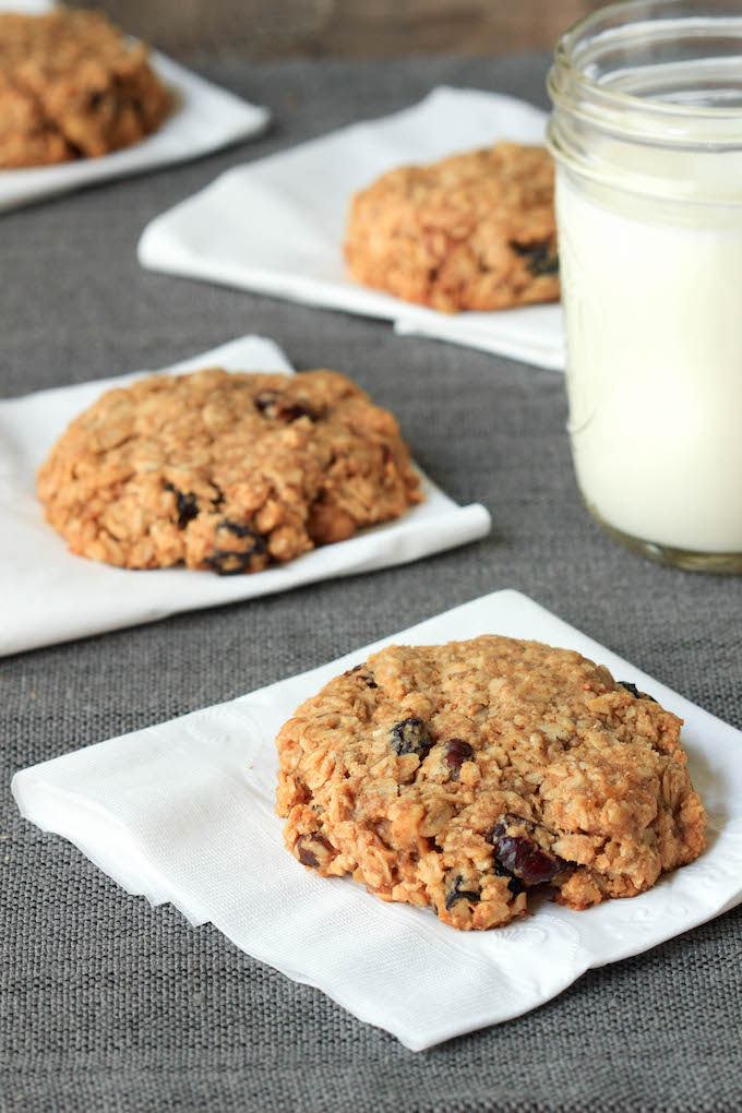 Freezer Friendly Breakfast Cookies are simple to make, requiring only 1 bowl and 10 ingredients. Vegan, gluten-free, perfectly sweet and chewy, and the perfect snack or on-the-go-breakfast. #BRMOats #Ad @bobsredmill