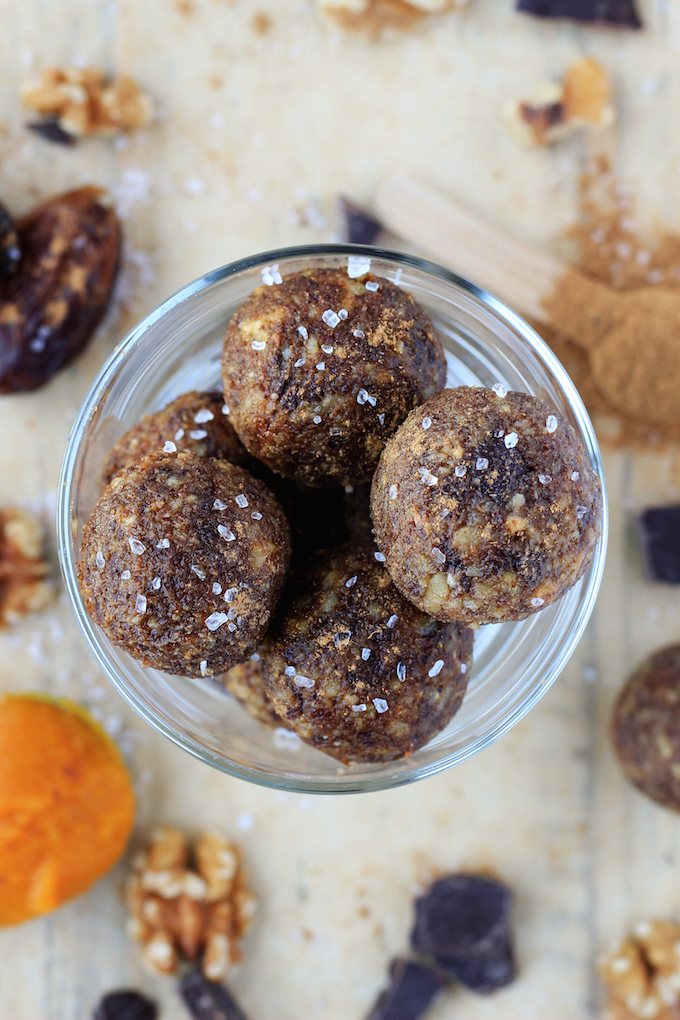 Easy no-bake, 6-ingredient pumpkin walnut energy bites made with real food ingredients like walnuts, dates and pumpkin. #freezable #makeahead #vegan #glutenfree