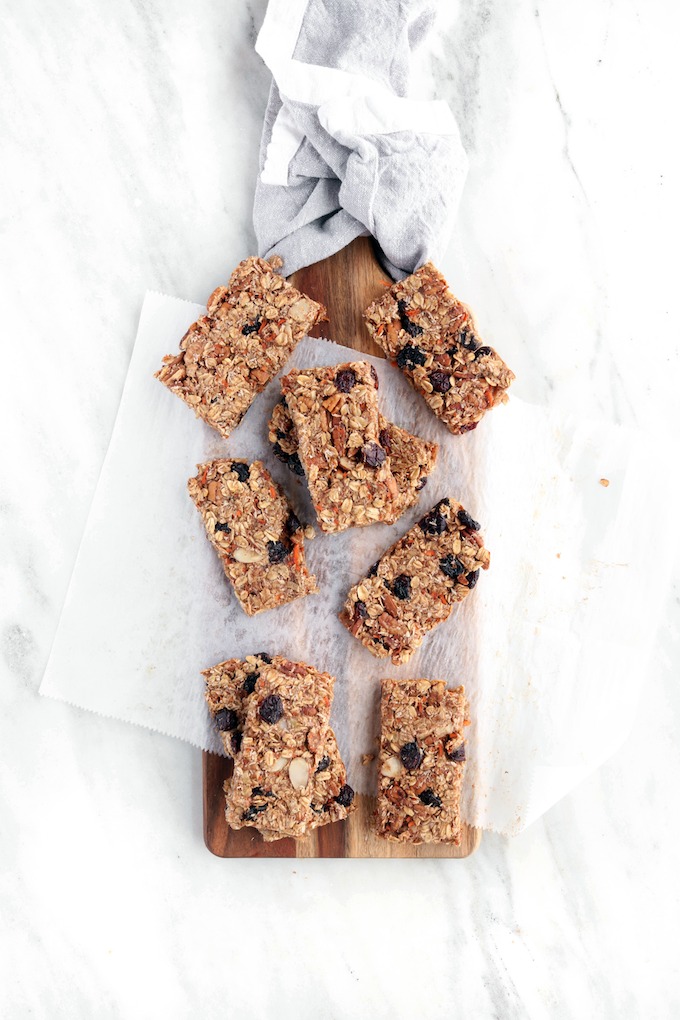  Chewy Carrot Cake Granola Bars with crunchy pecans, toasted oats, coconut and cranberries. 8 ingredients, naturally sweetened and so delicious!