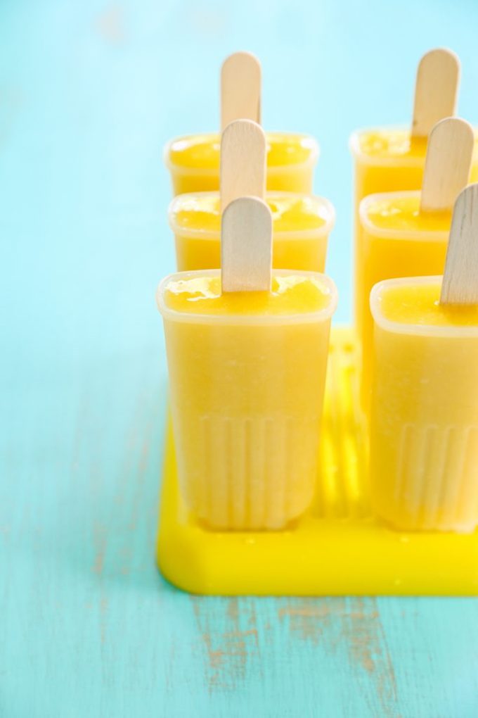 A roundup of 10 healthy popsicles recipes you can make at home and that your kids will love.