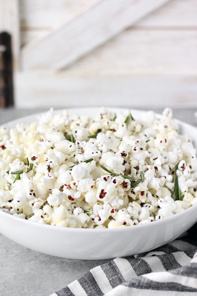 Rosemary Parmesan Popcorn simple to make, requiring just 5 ingredients and about 10 minutes cooking time. Perfect for movie night, game day or everyday snacking.