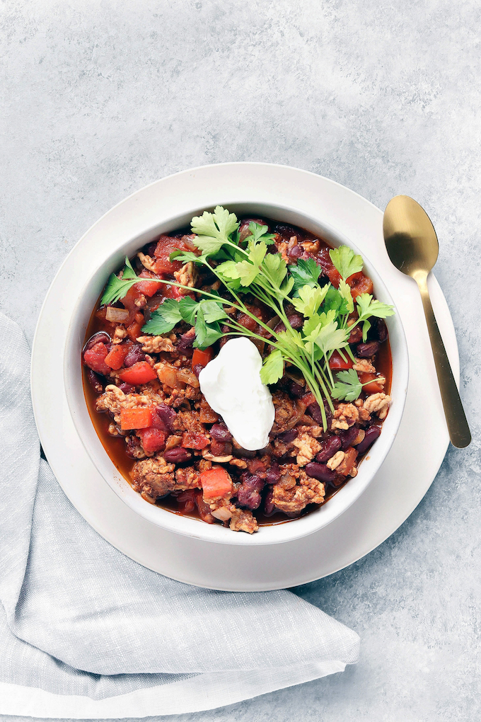 10- ingredient Quick and Easy Turkey Chili with kidney beans, red peppers and onions. Spicy, simple and satisfying.