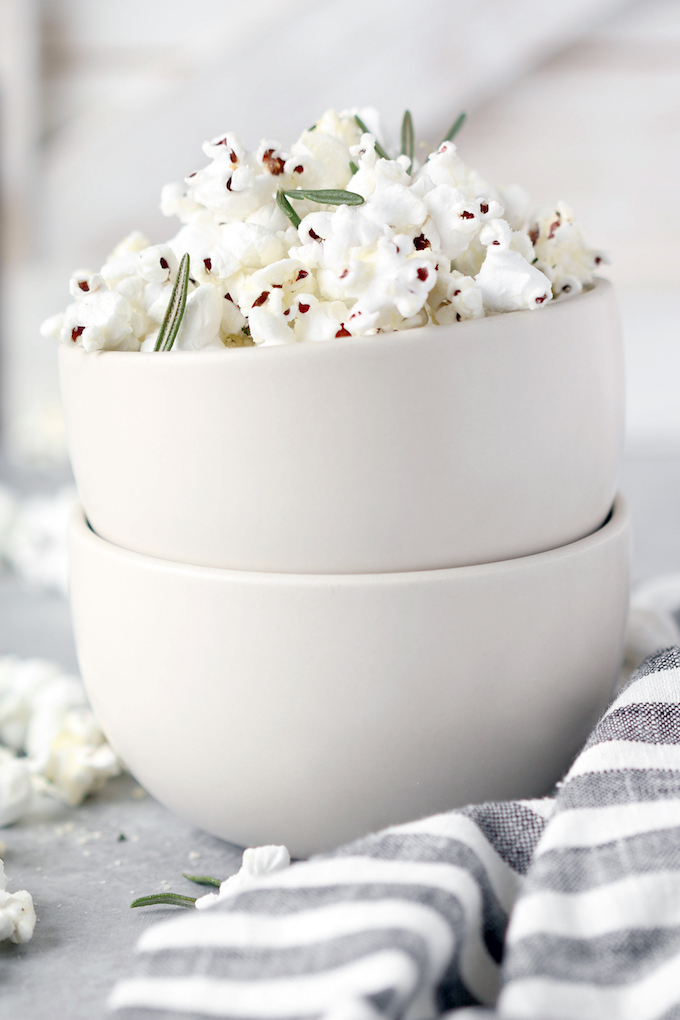 Rosemary Parmesan Popcorn simple to make, requiring just 5 ingredients and about 10 minutes cooking time. Perfect for movie night, game day or everyday snacking.