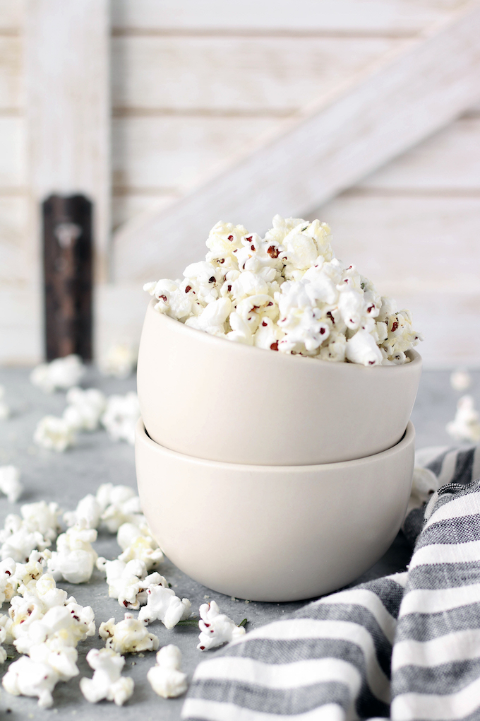 Rosemary Parmesan Popcorn simple to make, requiring just 5 ingredients and about 10 minutes cooking time. Perfect for movie night, game day or everyday snacking.
