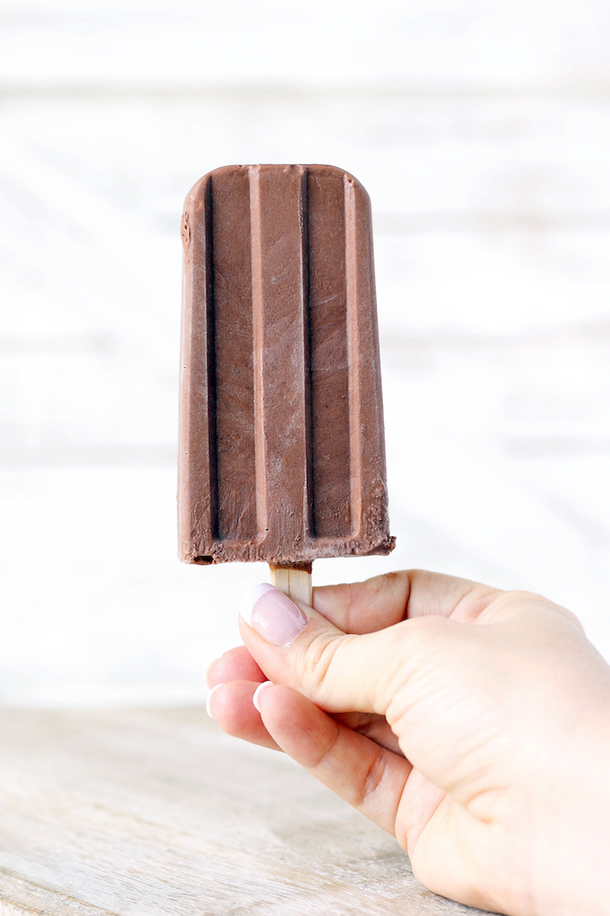 Healthy fudge popsicles are a creamy Summer treat that everyone will love. Best part.. they are simple to make, requiring just 6 ingredients and 5 minutes prep!