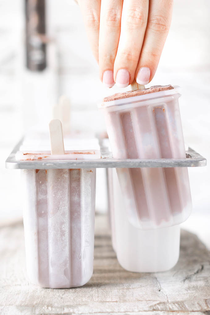 Healthy fudge popsicles are a creamy Summer treat that everyone will love. Best part.. they are simple to make, requiring just 6 ingredients and 5 minutes prep!